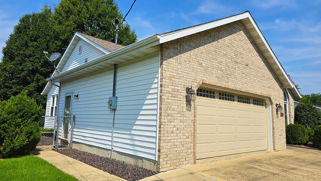 Image 6 of property listing at 2530 S Pine Street, Centralia, IL 62801