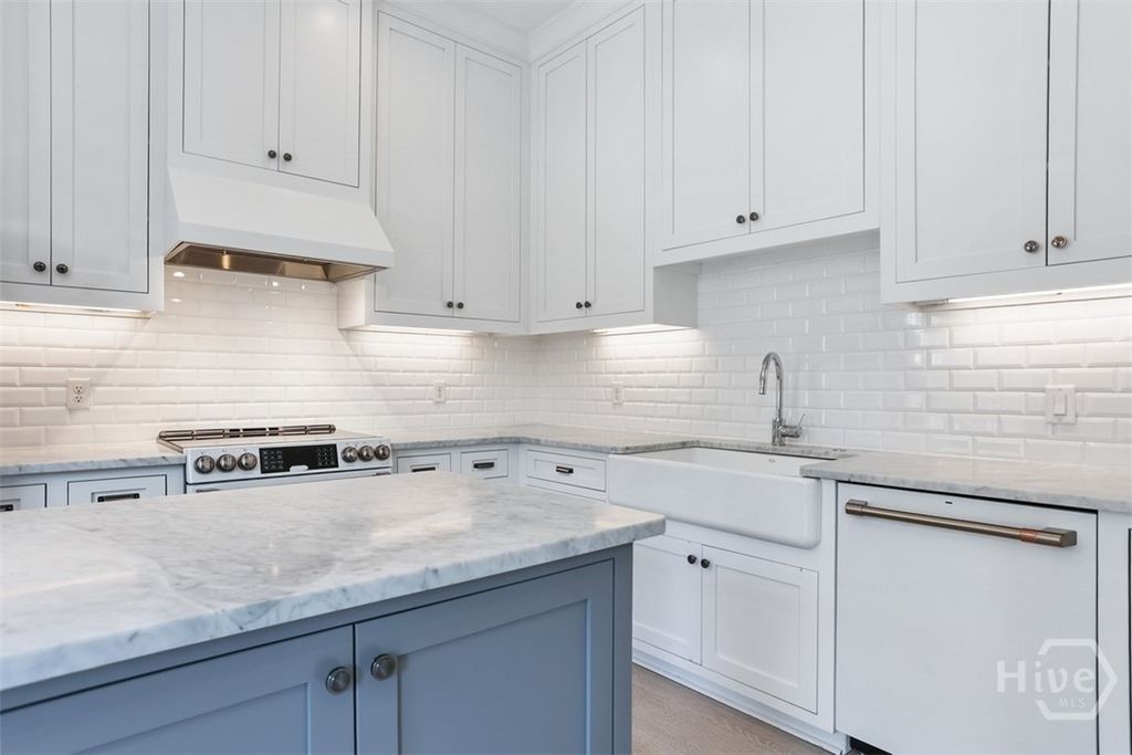 Image 14 of property listing at 407 E McDonough Street, Savannah, GA 31401