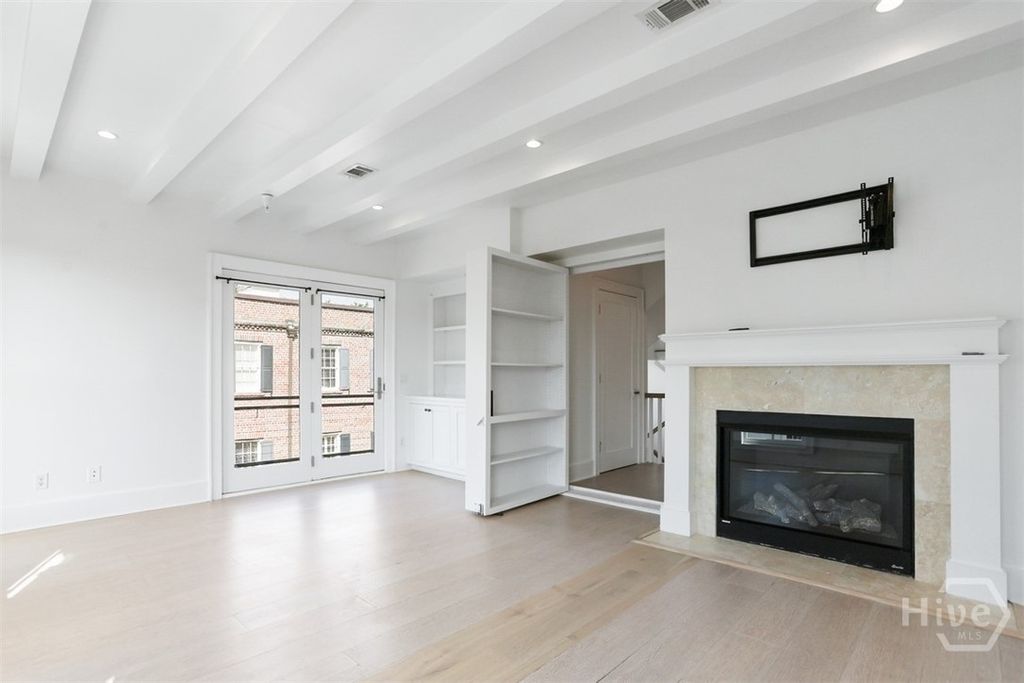 Image 20 of property listing at 407 E McDonough Street, Savannah, GA 31401