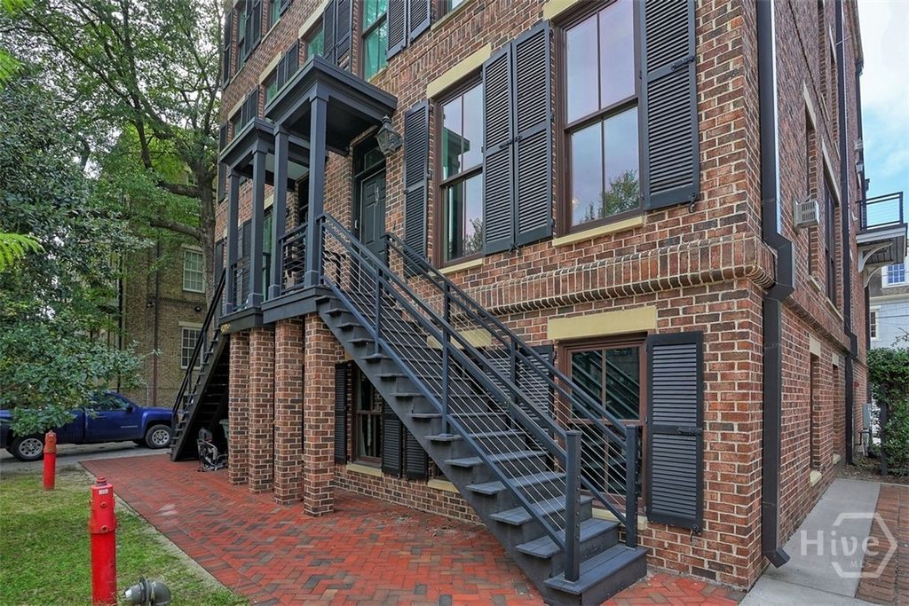 Image 3 of property listing at 407 E McDonough Street, Savannah, GA 31401