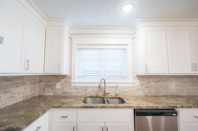 17511 Heritage Cove Drive, Webster, TX 77598