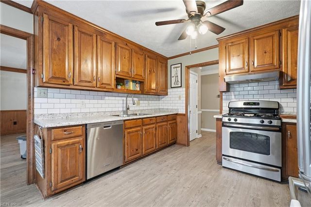 14 Windy Point DR, Poquoson, VA 23662