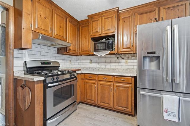 14 Windy Point DR, Poquoson, VA 23662