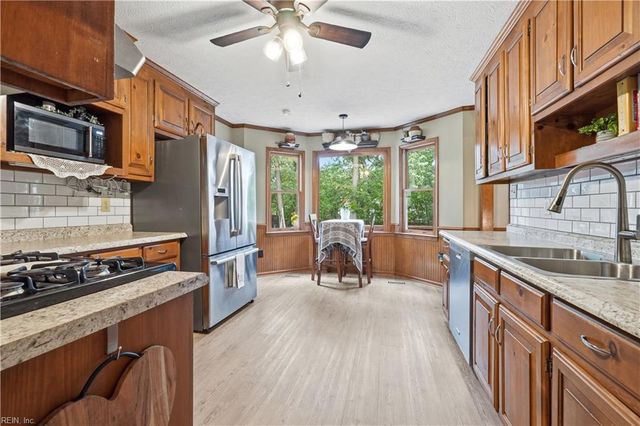 14 Windy Point DR, Poquoson, VA 23662