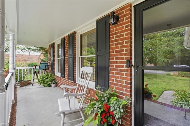 14 Windy Point DR, Poquoson, VA 23662