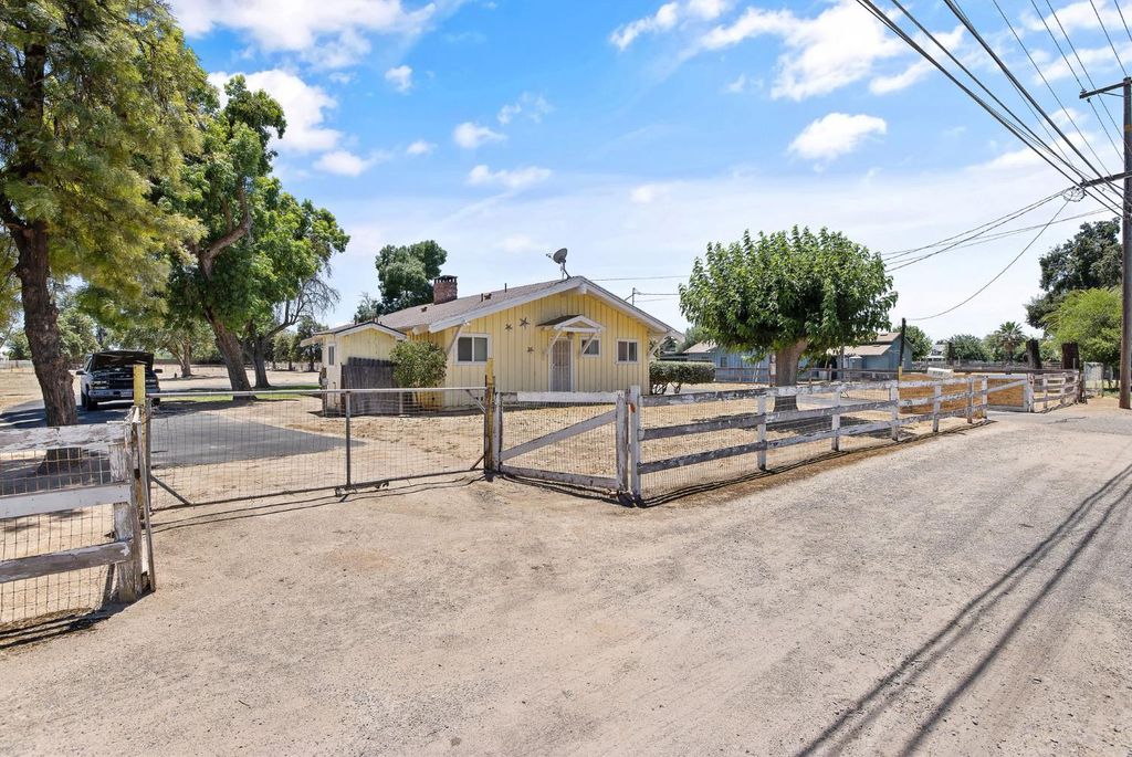 Image 1 of property listing at 3725 W Olive Avenue, Fresno, CA 93722