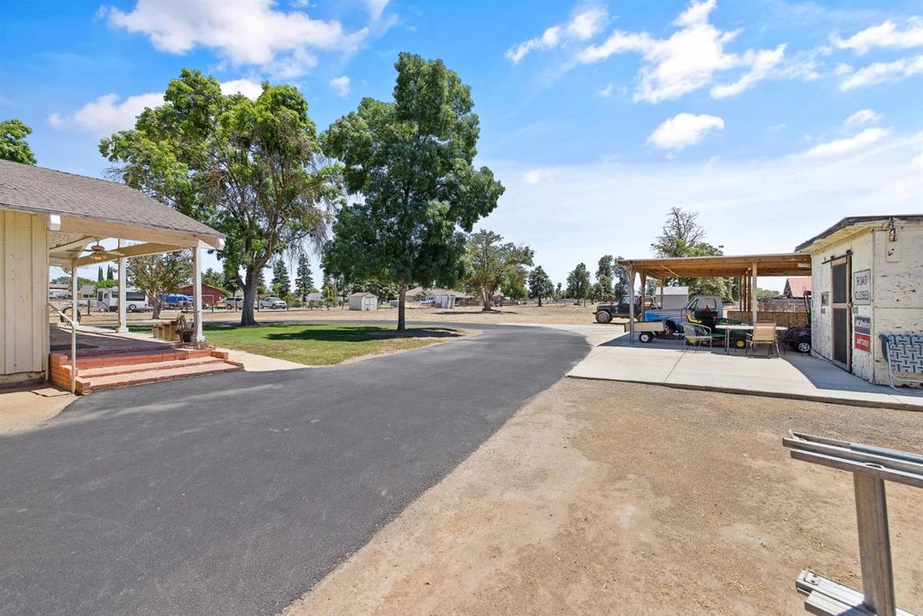 Image 11 of property listing at 3725 W Olive Avenue, Fresno, CA 93722