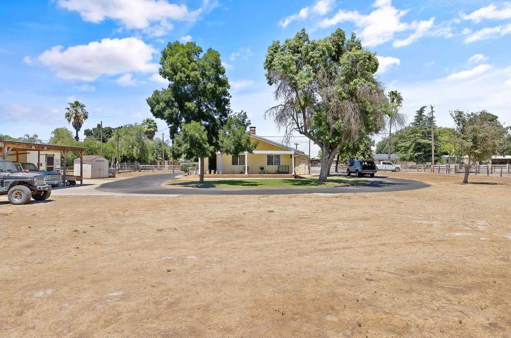 Image 12 of property listing at 3725 W Olive Avenue, Fresno, CA 93722