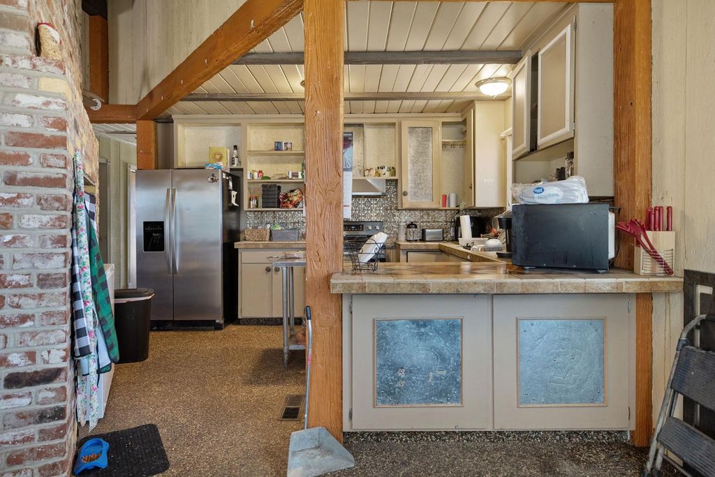 Image 13 of property listing at 3725 W Olive Avenue, Fresno, CA 93722