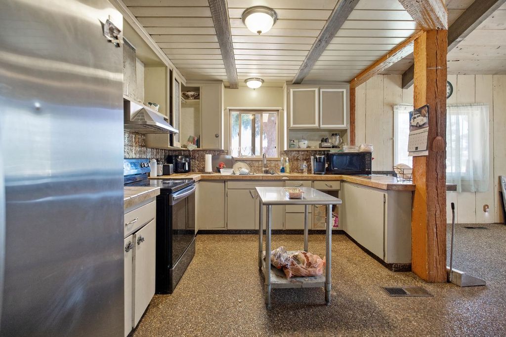 Image 15 of property listing at 3725 W Olive Avenue, Fresno, CA 93722