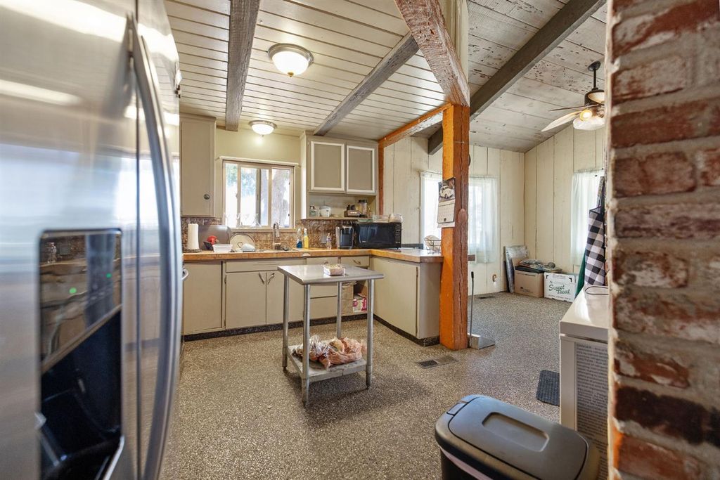 Image 16 of property listing at 3725 W Olive Avenue, Fresno, CA 93722