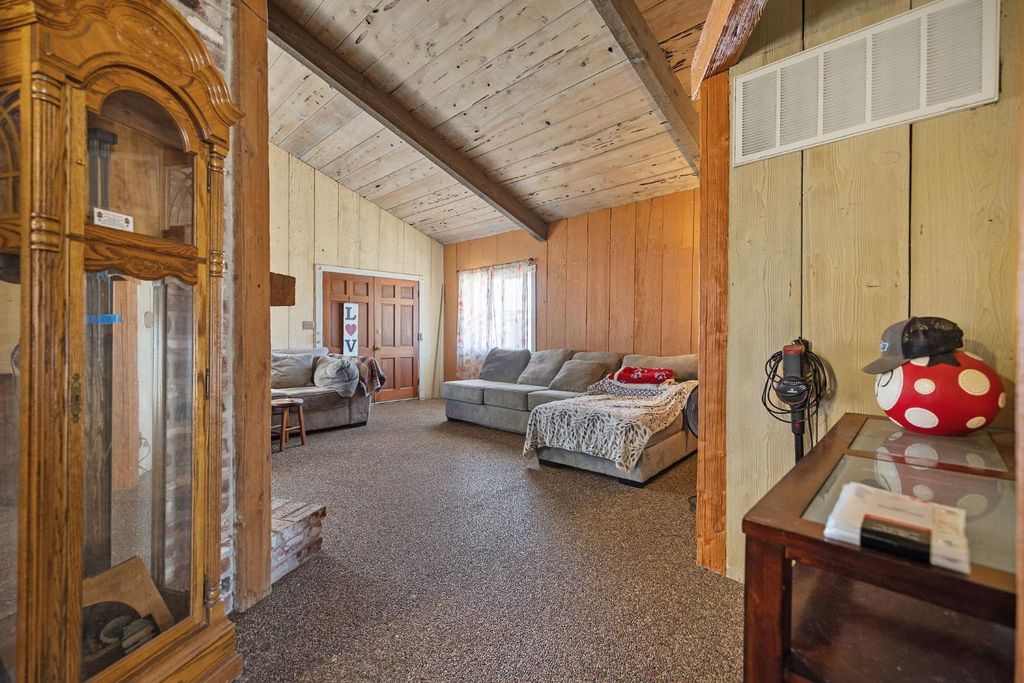 Image 18 of property listing at 3725 W Olive Avenue, Fresno, CA 93722