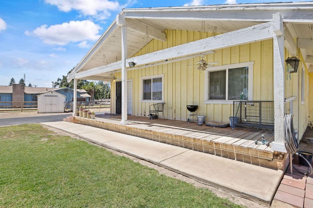 Image 2 of property listing at 3725 W Olive Avenue, Fresno, CA 93722