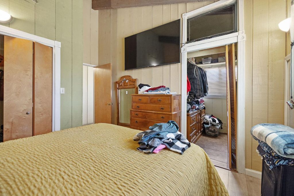 Image 22 of property listing at 3725 W Olive Avenue, Fresno, CA 93722