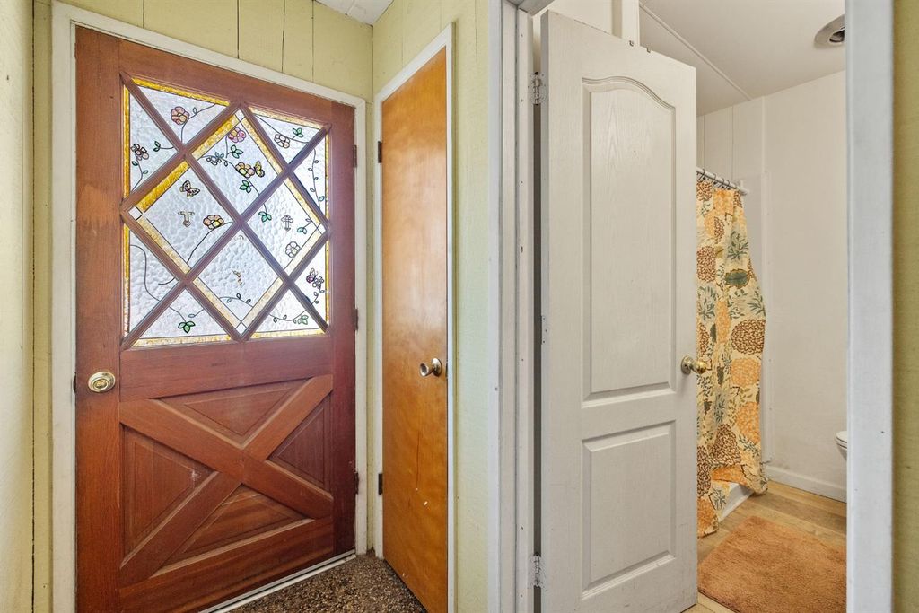 Image 24 of property listing at 3725 W Olive Avenue, Fresno, CA 93722