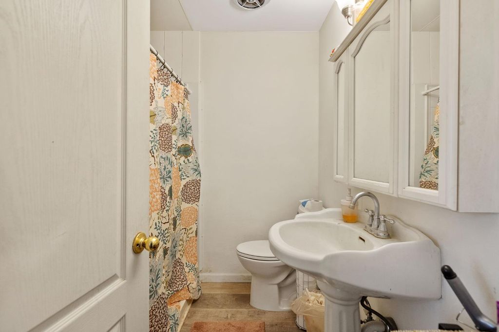 Image 26 of property listing at 3725 W Olive Avenue, Fresno, CA 93722