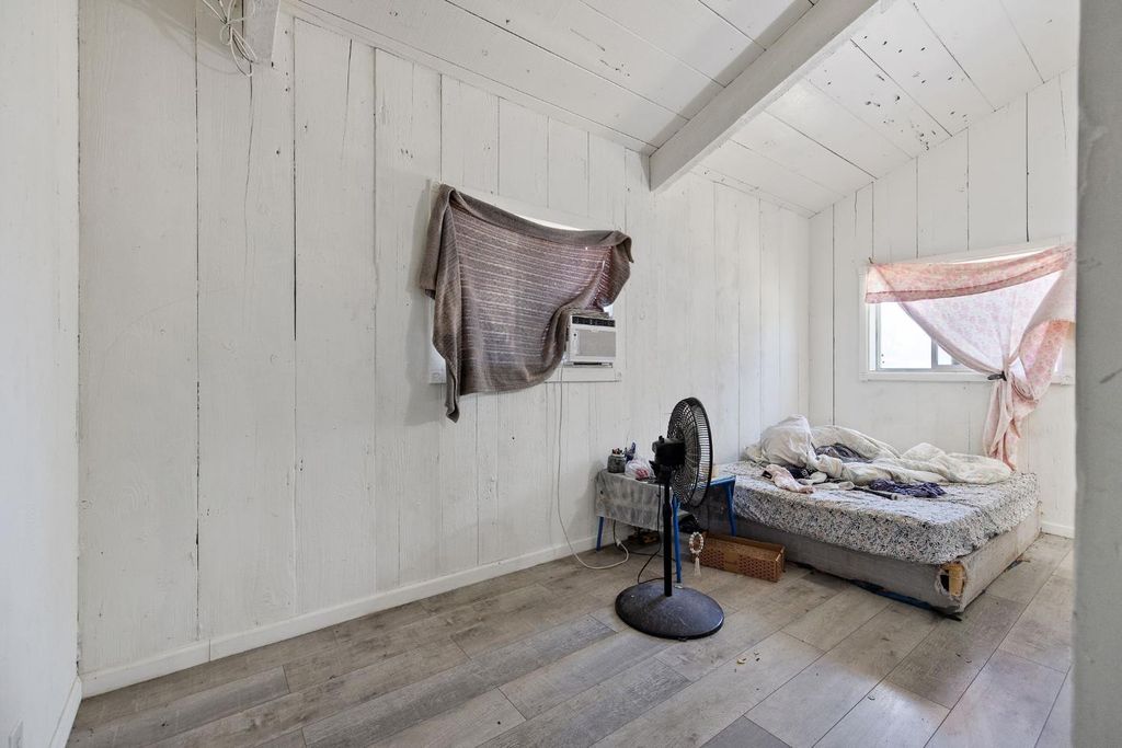Image 28 of property listing at 3725 W Olive Avenue, Fresno, CA 93722