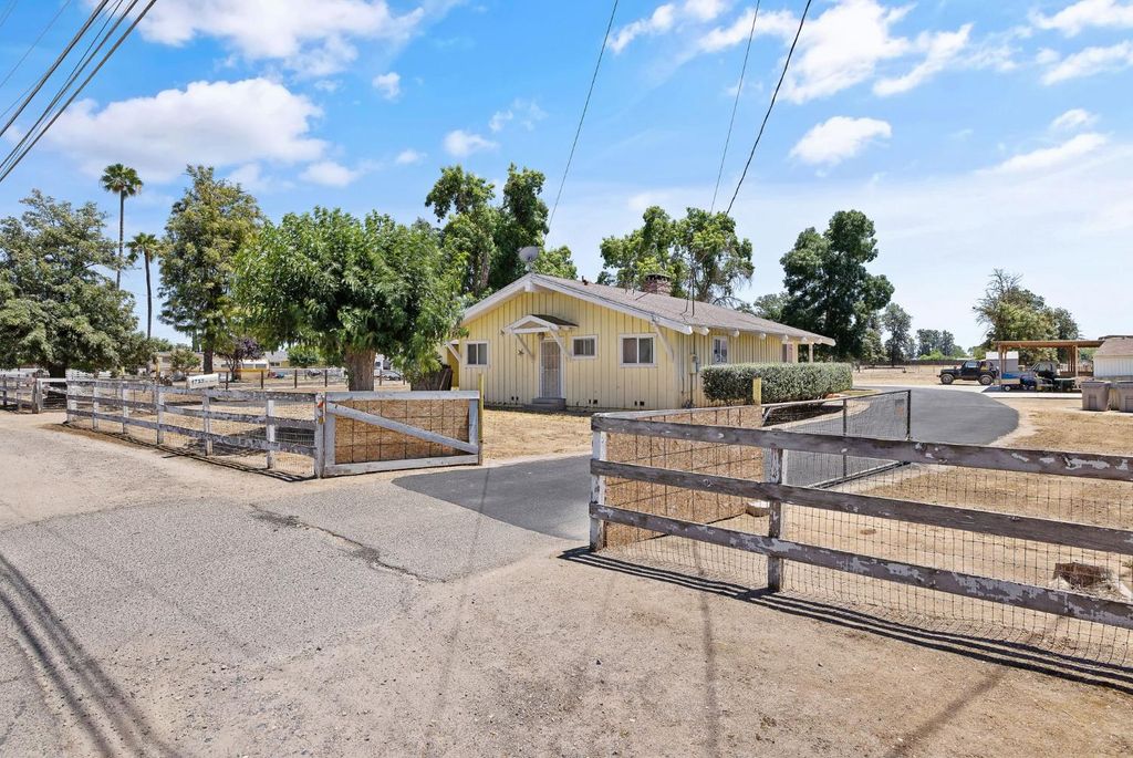 Image 3 of property listing at 3725 W Olive Avenue, Fresno, CA 93722