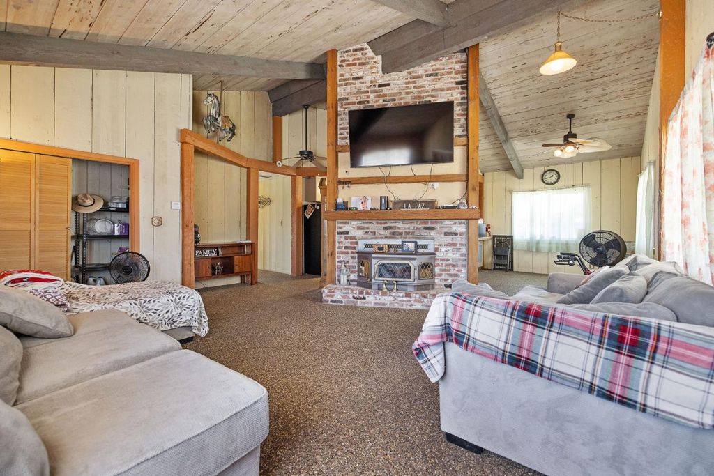Image 32 of property listing at 3725 W Olive Avenue, Fresno, CA 93722