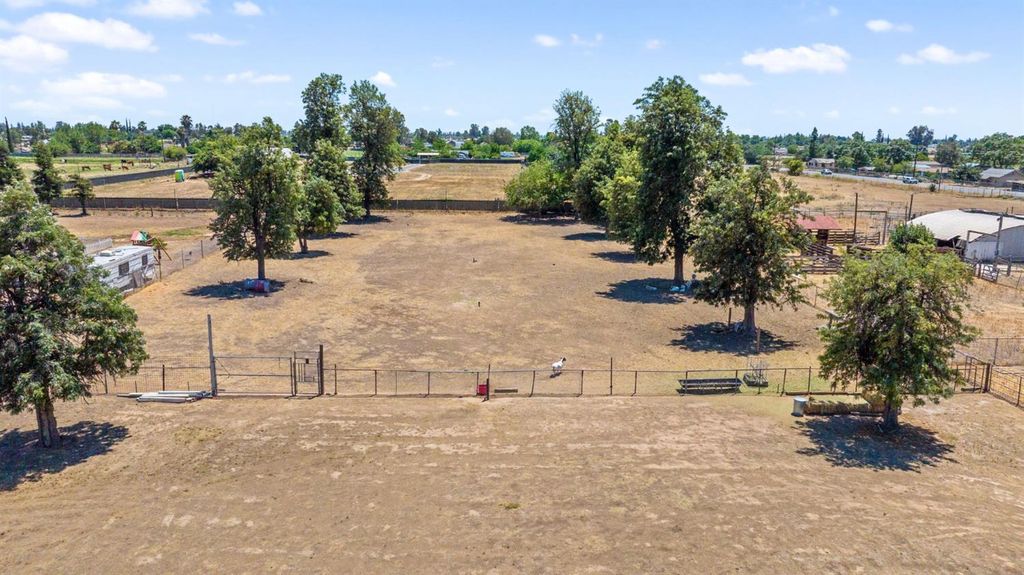 Image 36 of property listing at 3725 W Olive Avenue, Fresno, CA 93722