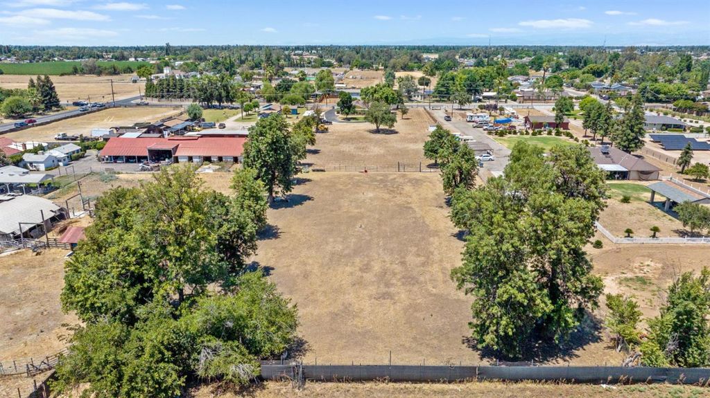 Image 37 of property listing at 3725 W Olive Avenue, Fresno, CA 93722