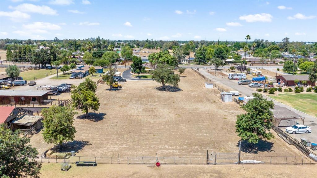 Image 38 of property listing at 3725 W Olive Avenue, Fresno, CA 93722