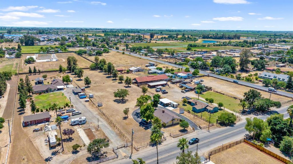 Image 39 of property listing at 3725 W Olive Avenue, Fresno, CA 93722
