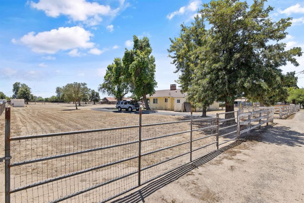 Image 40 of property listing at 3725 W Olive Avenue, Fresno, CA 93722