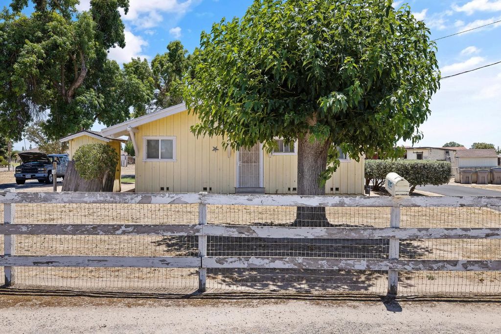 Image 41 of property listing at 3725 W Olive Avenue, Fresno, CA 93722