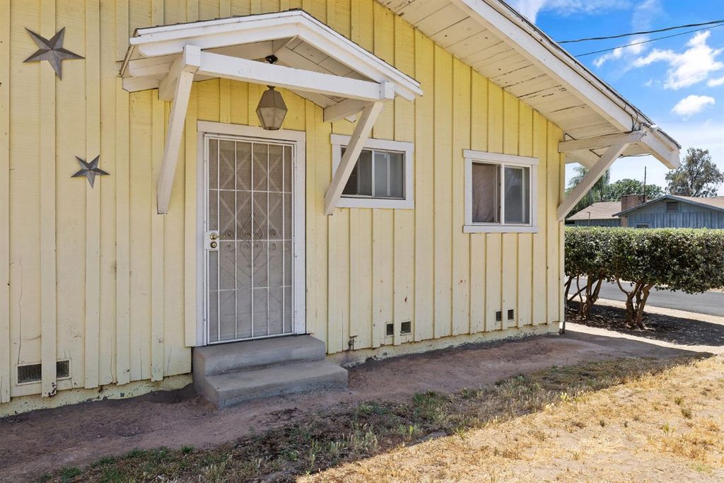 Image 42 of property listing at 3725 W Olive Avenue, Fresno, CA 93722