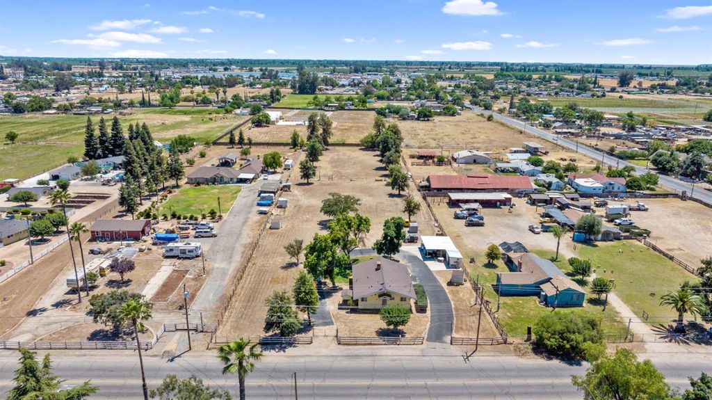 Image 44 of property listing at 3725 W Olive Avenue, Fresno, CA 93722