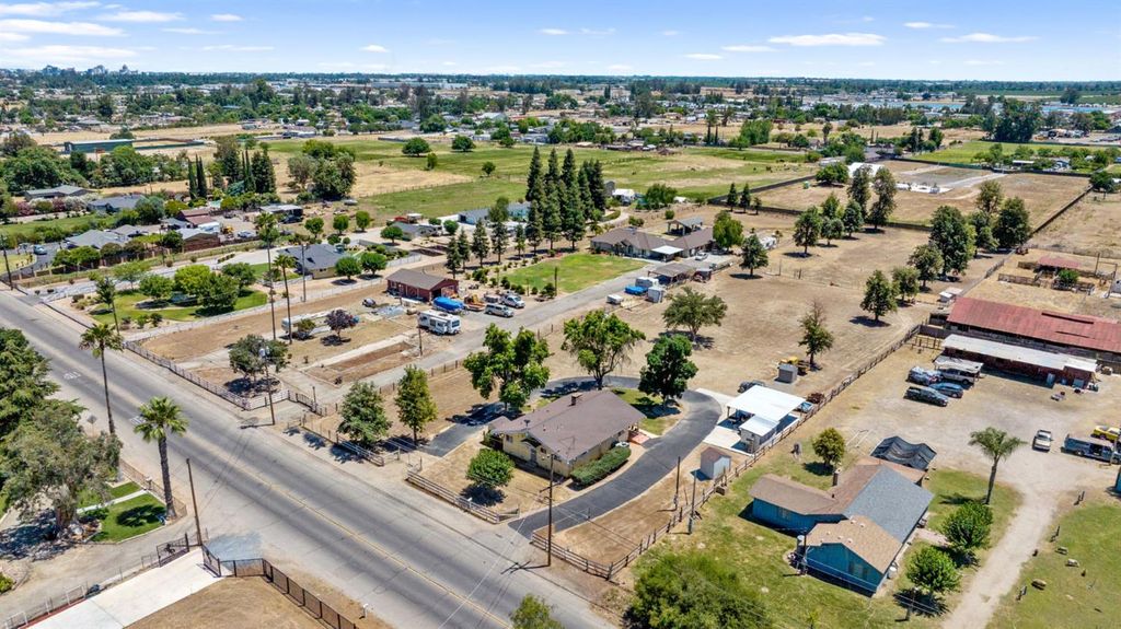 Image 45 of property listing at 3725 W Olive Avenue, Fresno, CA 93722