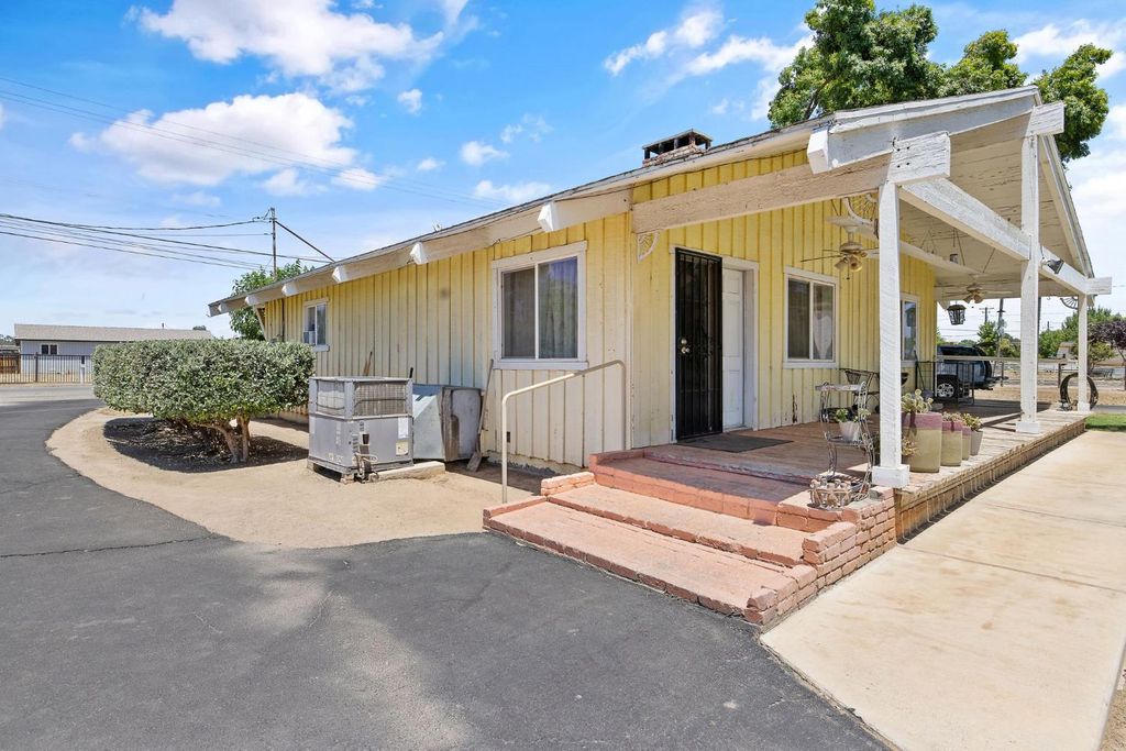 Image 6 of property listing at 3725 W Olive Avenue, Fresno, CA 93722