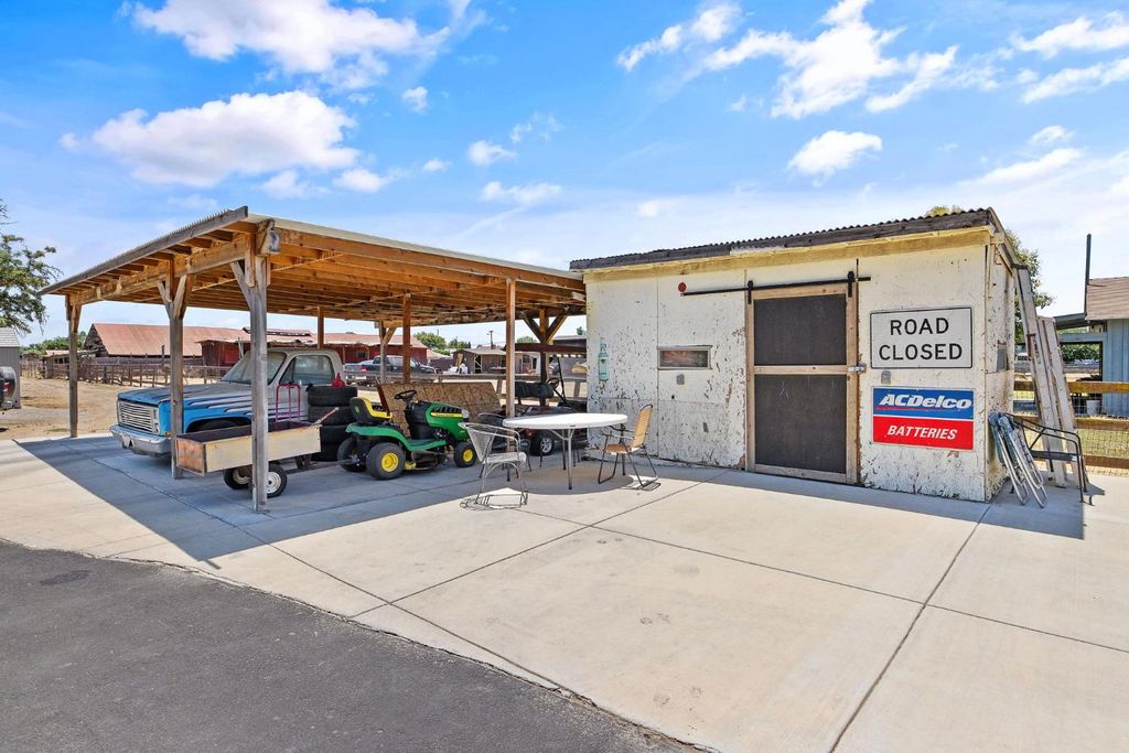 Image 7 of property listing at 3725 W Olive Avenue, Fresno, CA 93722