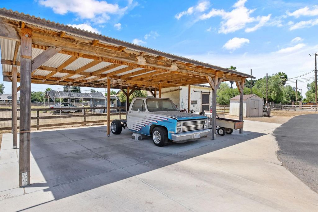 Image 8 of property listing at 3725 W Olive Avenue, Fresno, CA 93722