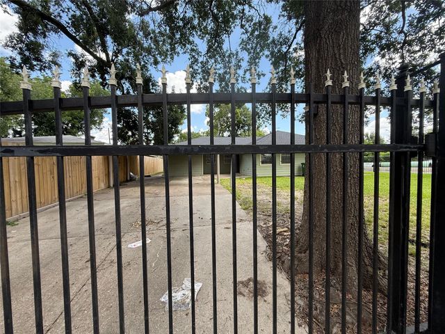 5651 Lyndhurst Drive, Houston, TX 77033