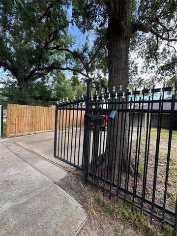 5651 Lyndhurst Drive, Houston, TX 77033