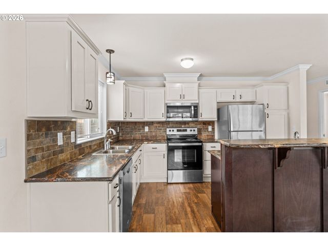 5089 D St, Springfield, OR 97478