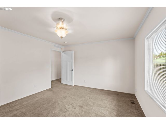 5089 D St, Springfield, OR 97478