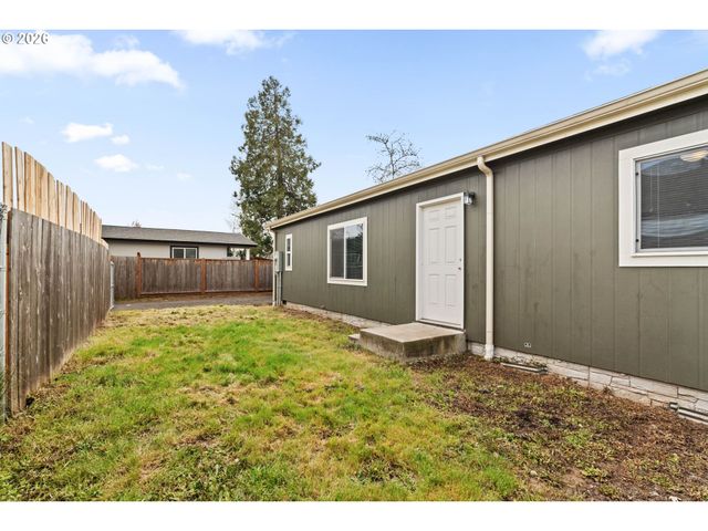 5089 D St, Springfield, OR 97478