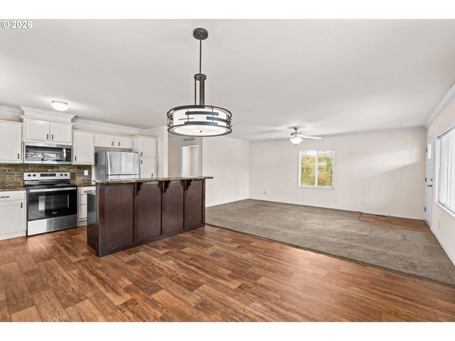 5089 D St, Springfield, OR 97478