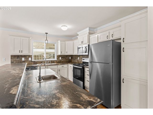 5089 D St, Springfield, OR 97478