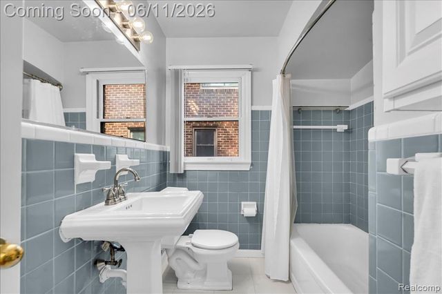 3015 Bembridge Road, Royal Oak, MI 48073