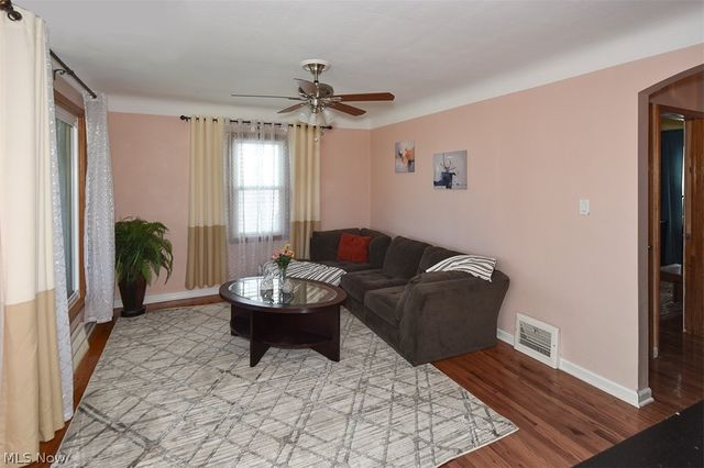 2929 Commonwealth Drive, Parma, OH 44134
