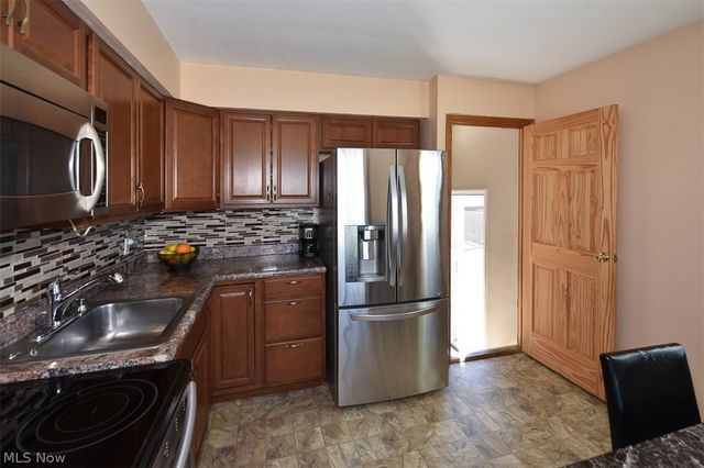 2929 Commonwealth Drive, Parma, OH 44134