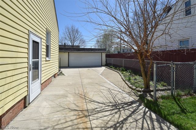 2929 Commonwealth Drive, Parma, OH 44134