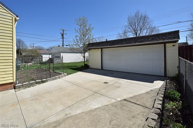 2929 Commonwealth Drive, Parma, OH 44134