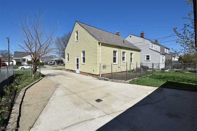 2929 Commonwealth Drive, Parma, OH 44134