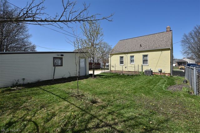 2929 Commonwealth Drive, Parma, OH 44134