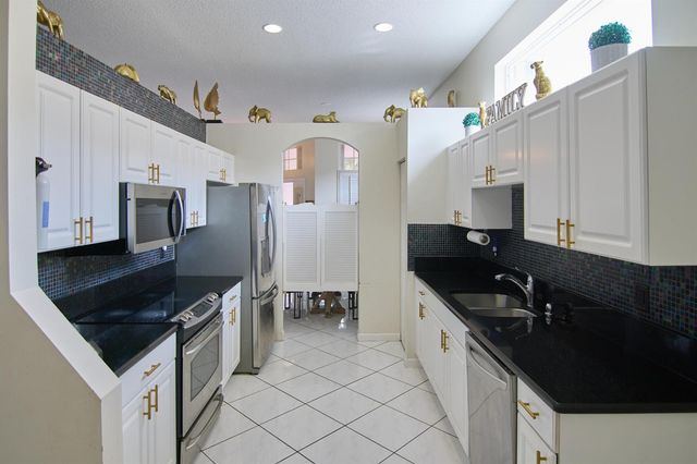2824 Waters Edge Circle, Greenacres, FL 33413
